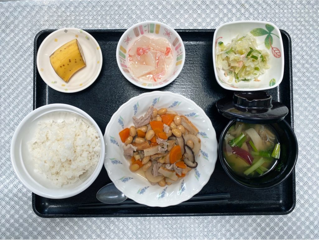 6月21日水曜日　きょうのお昼ごはんは、大豆五目煮・新玉ねぎとキャベツのサラダ・大根のくずあん・みそ汁・くだものでした。