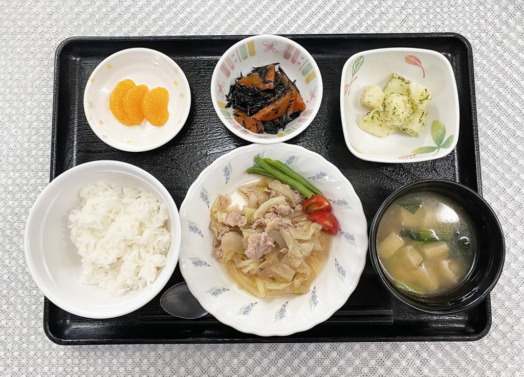 6月22日木曜日　きょうのお昼ごはんは、豚肉の生姜炒め・のり塩ポテト・ひじき煮・みそ汁・くだものでした。