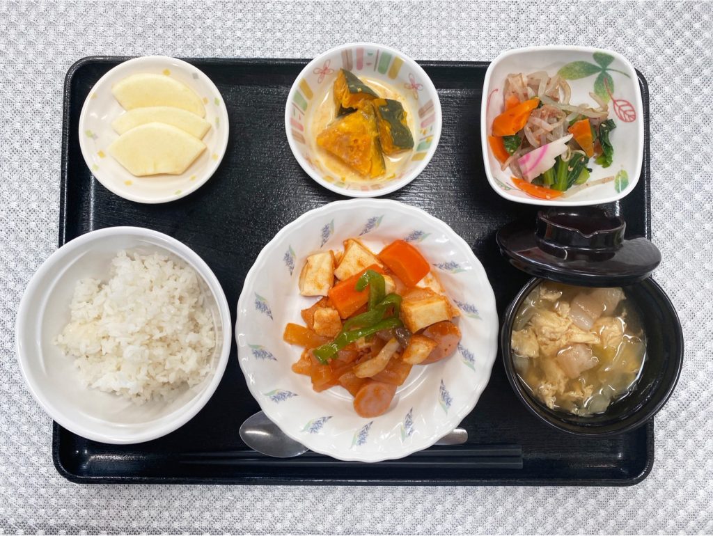 6月23日金曜日　きょうのお昼ごはんは、ソーセージと厚揚げのケチャップ炒め・かぼちゃミルク煮・おかか和え・みそ汁・くだものでした。