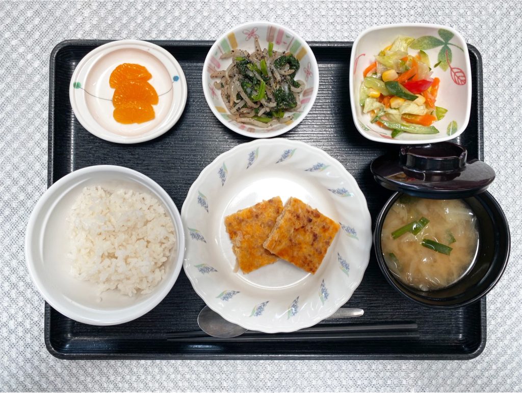 6月24日土曜日　きょうのお昼ごはんは、挽肉と切り干し大根の卵焼き・カラフルサラダ・ほうれん草のごま和え・みそ汁・くだものでした。