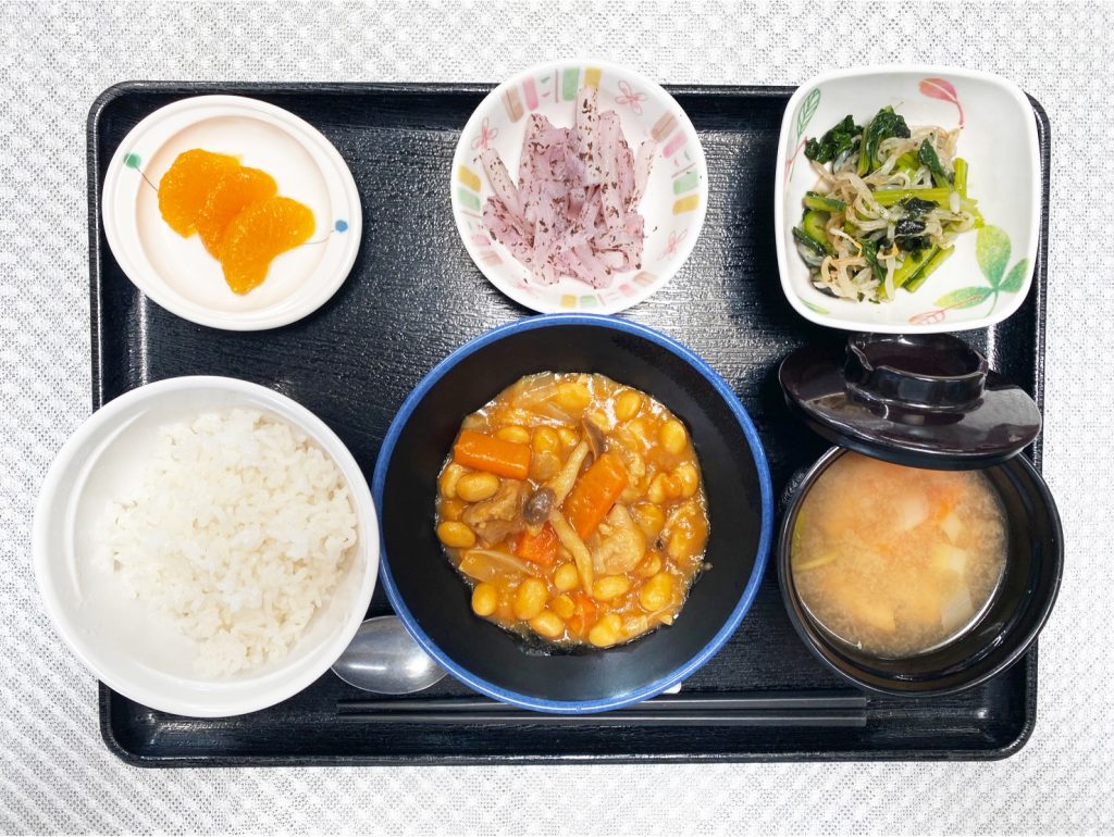 ６月26日月曜日　きょうのお昼ごはんは、鶏肉と大豆のカレー煮・焼きのり和え・ゆかり大根・みそ汁・くだものでした。