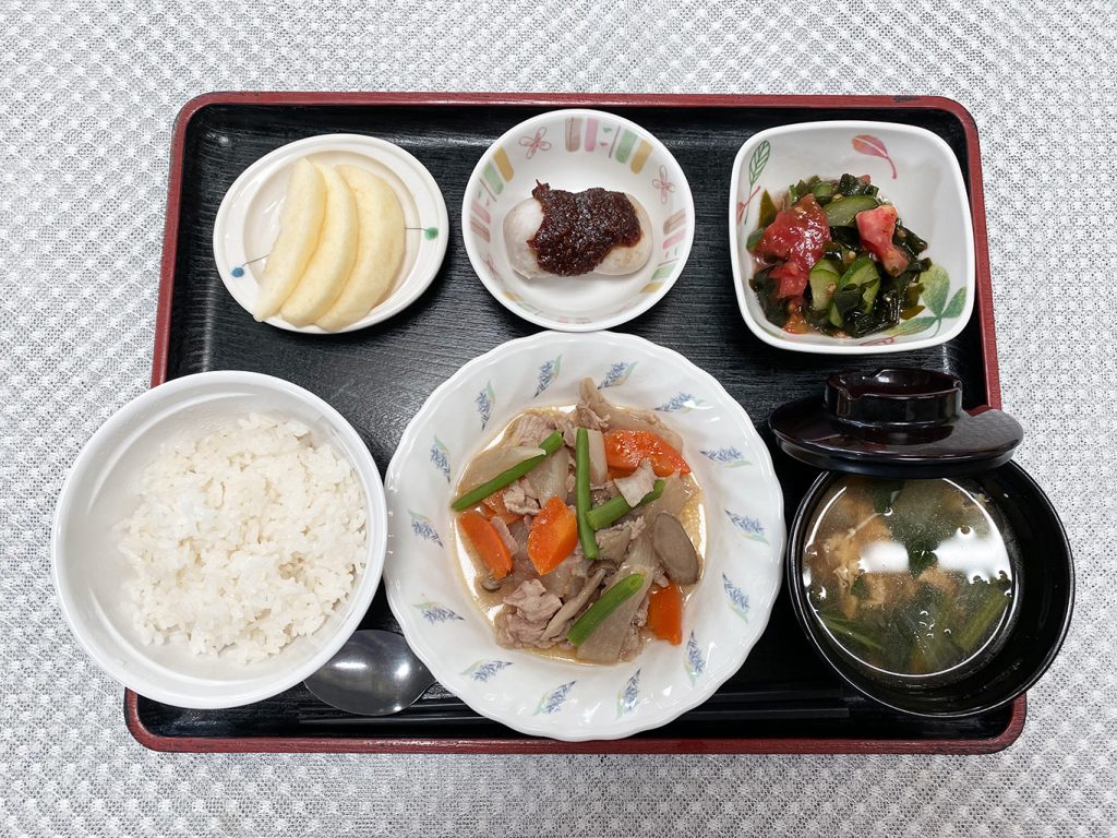 6月28日水曜日　きょうのお昼ごはんは、豚肉と根菜の炒め物・和え物・里芋のみそだれ・みそ汁・くだものでした。