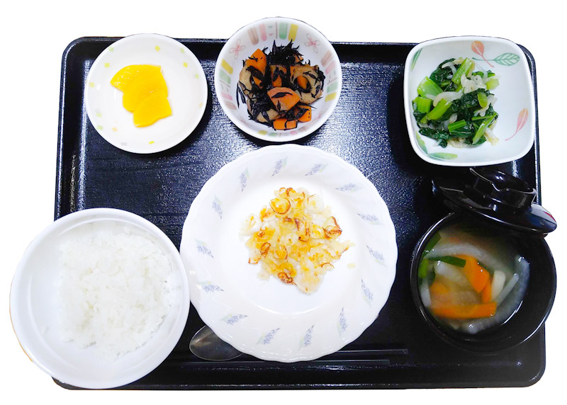 ６月７日水曜日　きょうのお昼ごはんは、鶏肉とねぎのチーズ風味焼き・青菜和え・ひじき煮・みそ汁・くだものでした。
