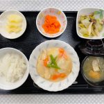 6月15日木曜日　きょうのお昼ごはんは、鶏肉とカブの和風シチュー・きのこ和え・人参の粒マスタード・みそ汁・くだものでした。