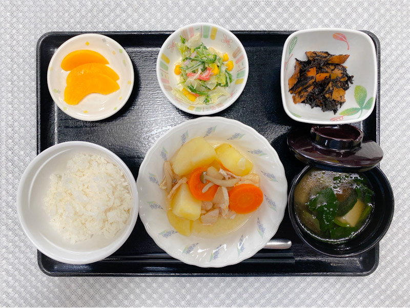 6月27日火曜日　きょうのお昼ごはんは、鶏肉のあっさり煮・みそマヨ和え・ひじき炒め・みそ汁・くだものでした。