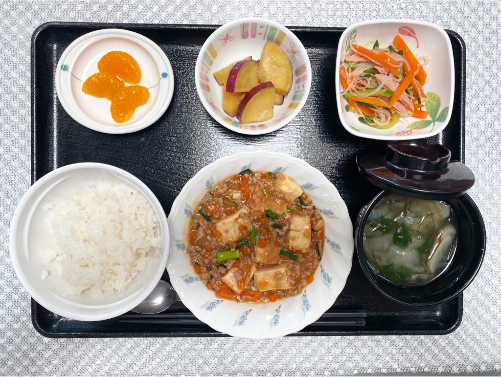 ７月４日火曜日　きょうのお昼ごはんは、家常豆腐・春雨サラダ・サツマイモ煮・みそ汁・くだものでした。