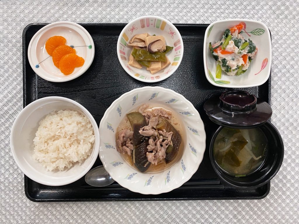 ７月８日土曜日　きょうのお昼ごはんは、なすと豚肉の生姜煮・つぶし里芋和え・含め煮・みそ汁・くだものでした。