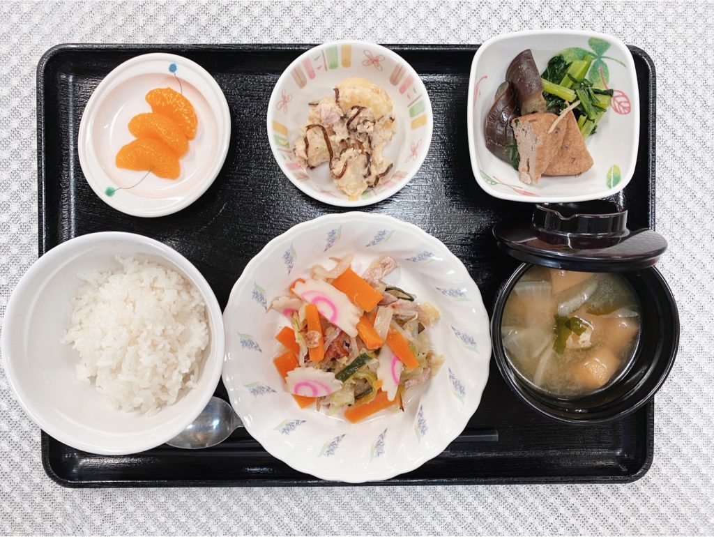 7月14日金曜日　きょうのお昼ごはんは、肉野菜炒め・塩昆布ポテト・含め煮・みそ汁・くだものでした。