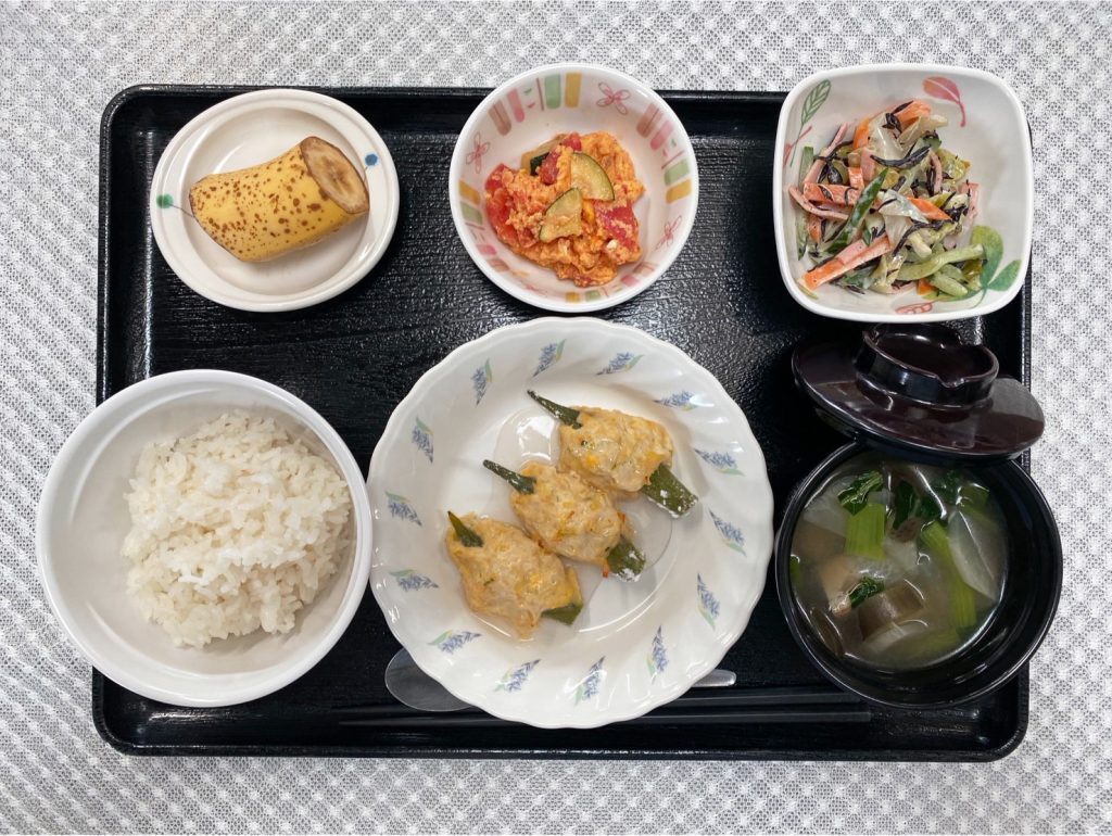 7月15日土曜日　きょうのお昼ごはんは、オクラの鶏つくね・トマトオムレツ・キャベツとひじきのマヨ和え・みそ汁・くだものでした。