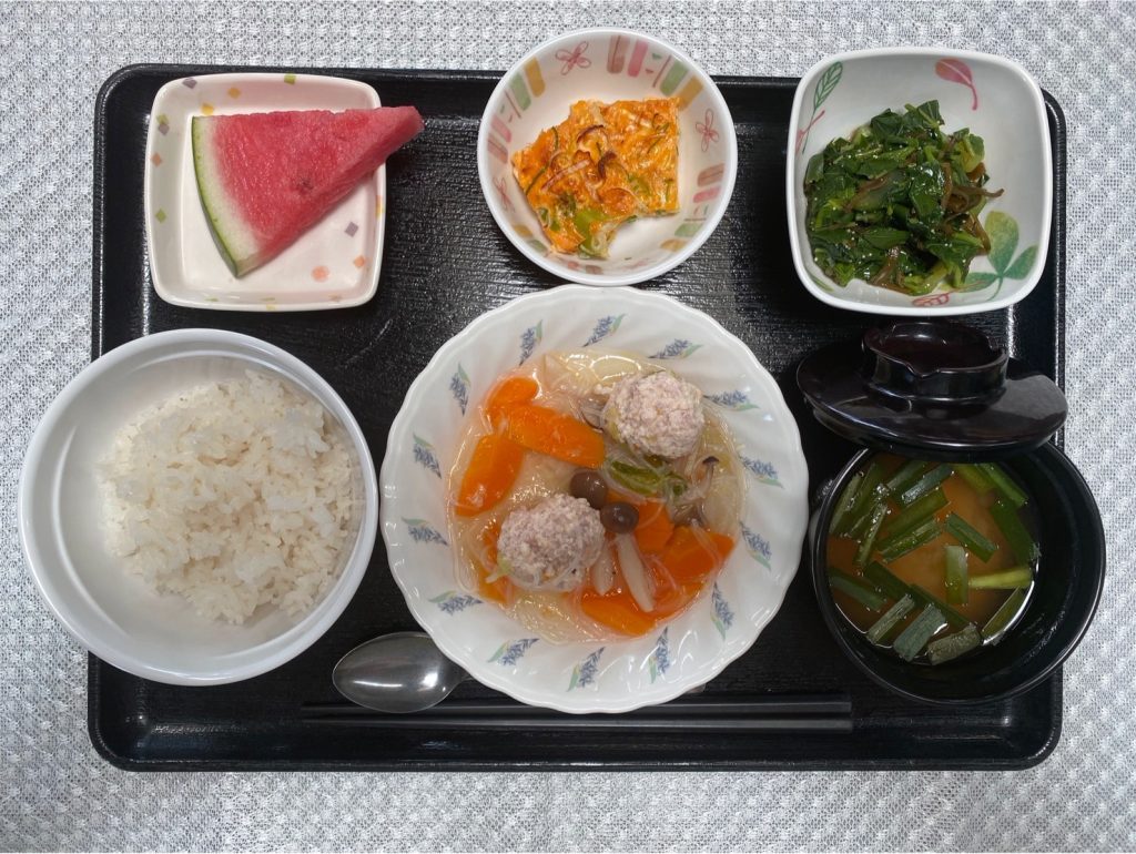 7月18日火曜日　きょうのお昼ごはんは、肉団子と春雨のスープ煮・めかぶ和え・ねぎ卵焼き・みそ汁・くだものでした。