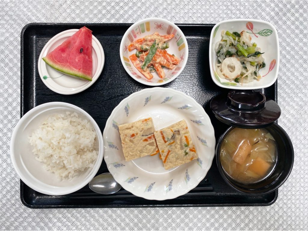 7月21日金曜日　きょうのお昼ごはんは、擬製豆腐・具だくさんおろし・ツナ人参・みそ汁・くだものでした。