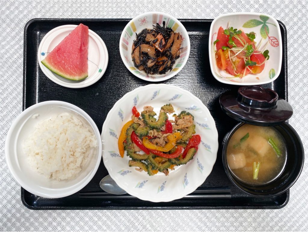 7月22日土曜日　きょうのお昼ごはんは、豚肉とゴーヤのみそだれ炒め・ひじき炒め・冷やしトマト・みそ汁・くだものでした。