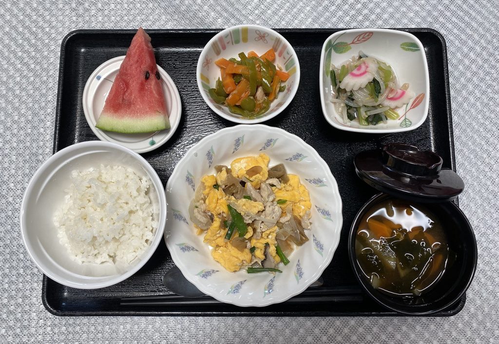 7月24日月曜日　きょうのお昼ごはんは、鶏肉とザーサイの卵炒め・梅和え・ピーマンきんぴら・みそ汁・くだものでした。
