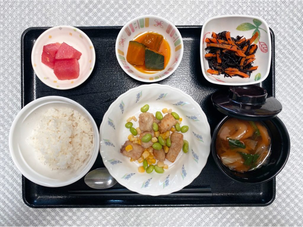 7月25日火曜日　きょうのお昼ごはんは、メカジキと枝豆の塩炒め・ひじきと人参のサラダ・かぼちゃ煮・みそ汁・くだものでした。