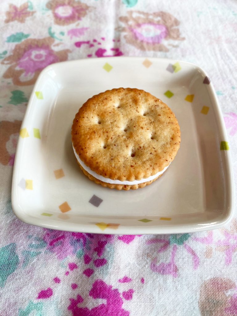 7月26日水曜日　きょうのおやつは、マシュマロサンドでした。