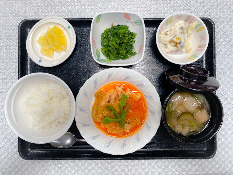 7月11日火曜日　きょうのおひるごはんは、鶏肉のケチャップ炒め・甘酸っぱおさつサラダ・青菜和え・みそ汁・くだものでした。