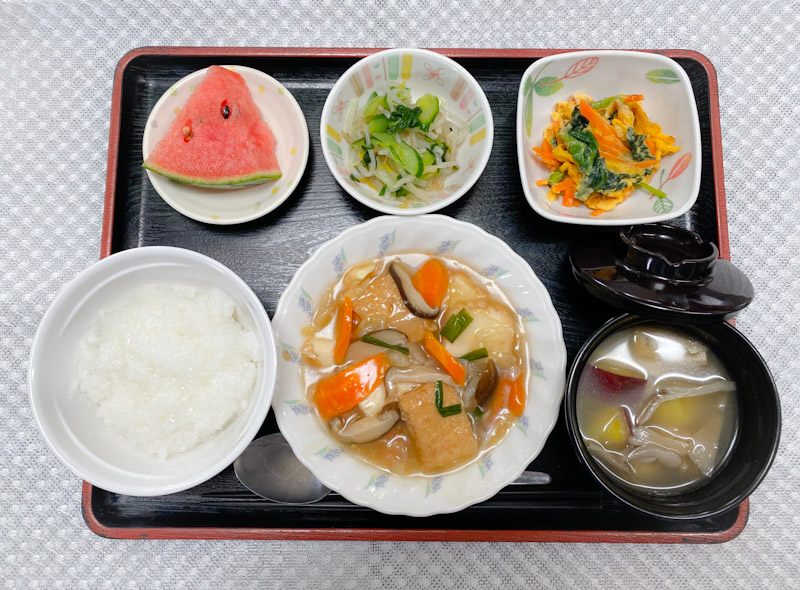 7月13日木曜日　きょうのお昼ごはんは、あんかけ厚揚げ・ほうれん草の卵炒め・からし和え・みそ汁・くだものでした。