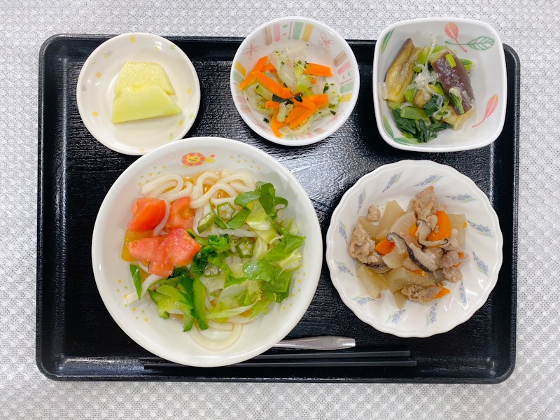 7月19日水曜日　きょうのお昼ごはんは、サラダうどん・豚肉と大根の炒め煮・なすの薬味和え・浅漬け・くだものでした。