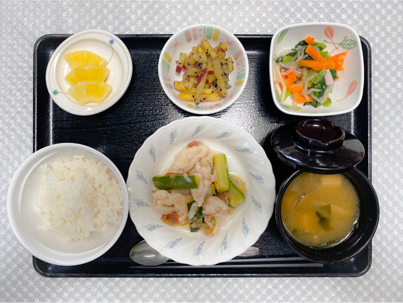 7月20日木曜日　きょうのお昼ごはんは、ズッキーニと鶏肉の焼き浸し梅風味・おさつきんぴら・和え物・みそ汁・くだものでした。