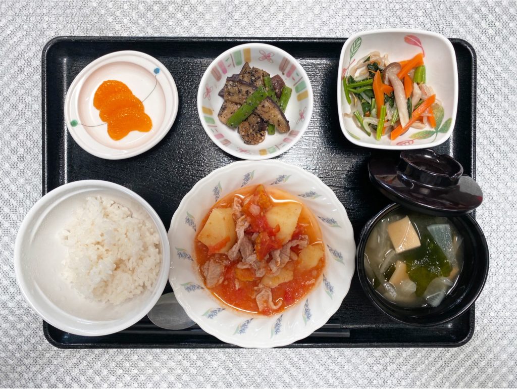 8月2日水曜日　きょうのお昼ごはんは、豚肉とじゃがいものトマトしょうゆ煮・ナムル・蒸しなすのごま和え・みそ汁・くだものでした。