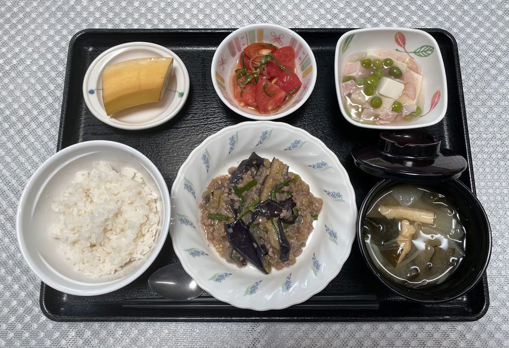 8月5日土曜日　きょうのお昼ごはんは、和風麻婆なす・トマトとみょうがのサラダ・あんかけ奴・みそ汁・くだものでした。