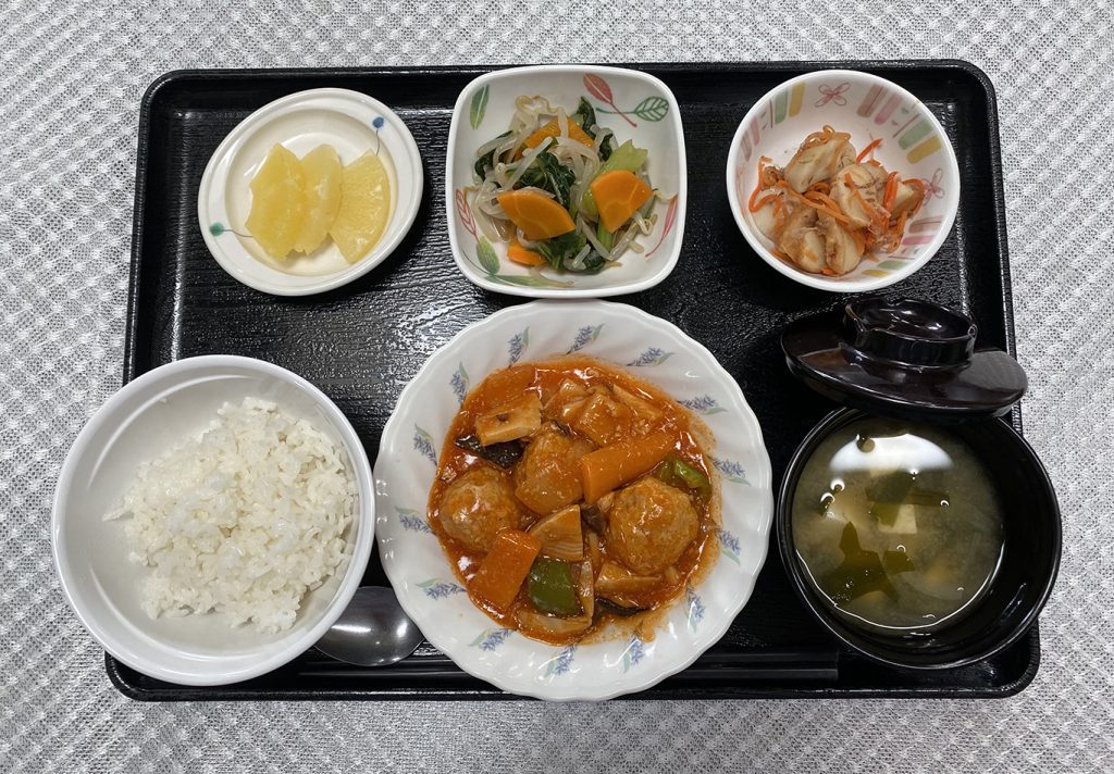8月8日火曜日　きょうのお昼ごはんは、肉団子の酢豚風・里芋とさつまあげの土佐煮・青菜和え・みそ汁・くだものでした。