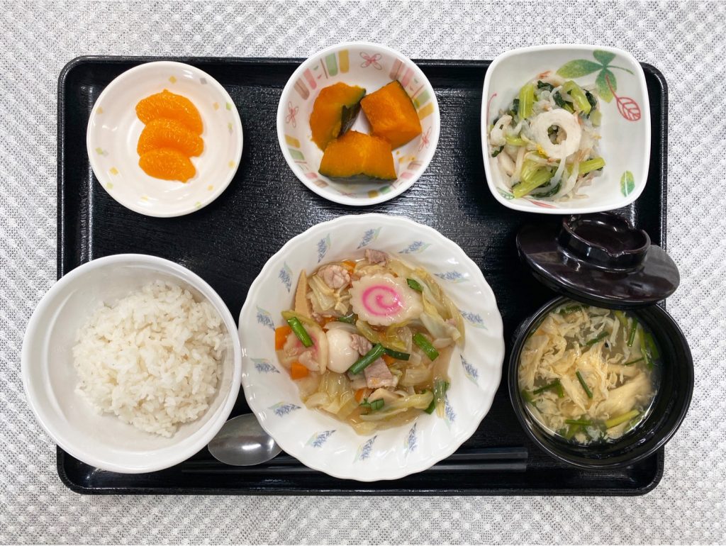 8月10日木曜日　きょうのお昼ごはんは、八宝菜・甘酢和え・かぼちゃ煮・スープ・くだものでした。