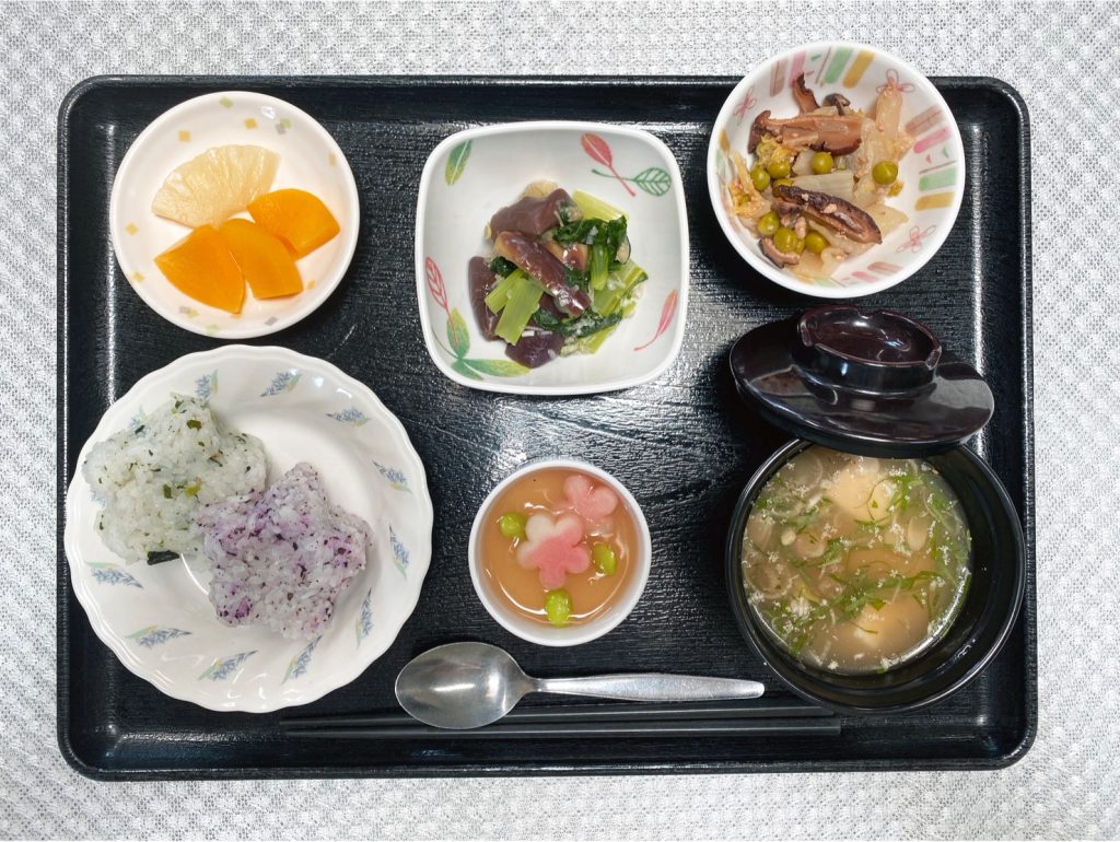 8月11日金曜日　”山の日”スペシャル　きょうのお昼ごはんは、花むすび・鶏肉と白菜の煮物・あんかけ冷やし茶碗蒸し・和え物・冷や汁・くだものでした。