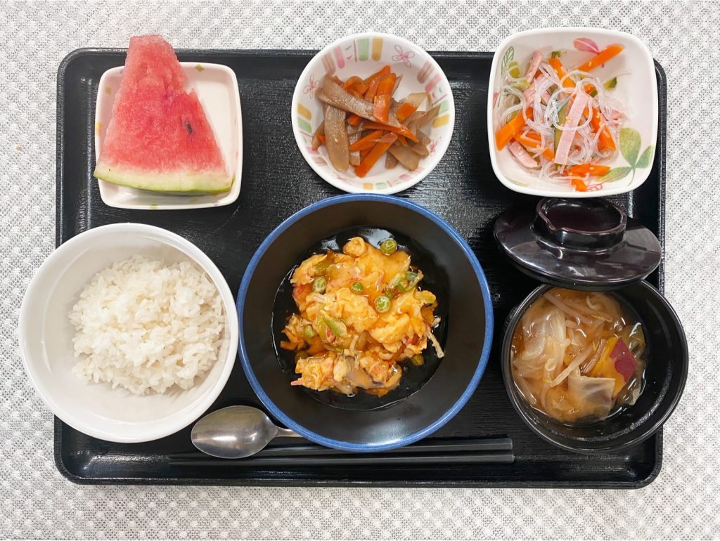 8月16日水曜日　きょうのお昼ごはんは、かに玉・中華サラダ・きんぴら・スープ・くだものでした。