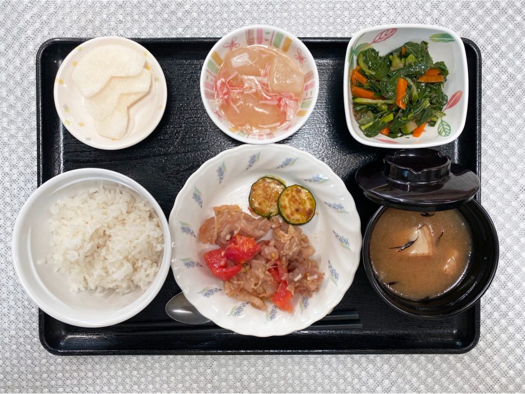 8月21日月曜日　きょうのお昼ごはんは、豚肉とトマトのねぎ塩和え・とうがんのくずあん・青菜和え・みそ汁・くだものでした。