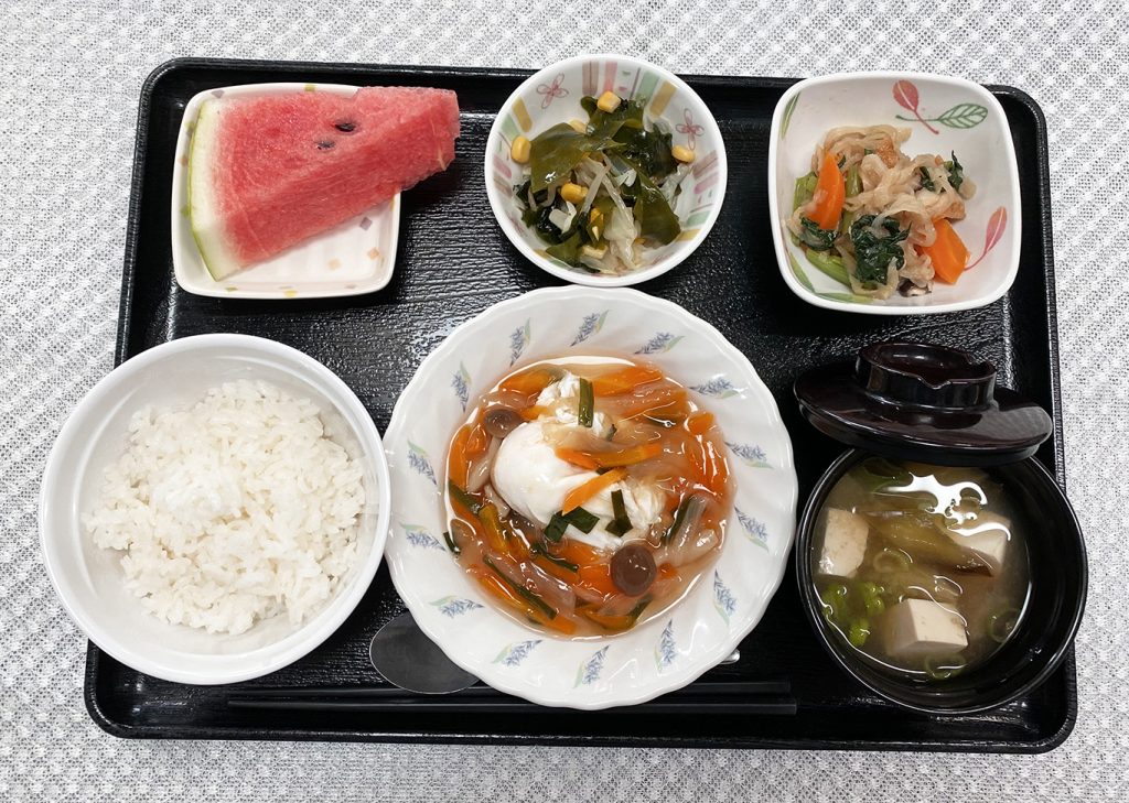 8月22日火曜日　きょうのお昼ごはんは、落とし卵の野菜あんかけ・切り干し煮・わかめ和え・みそ汁・くだものでした。