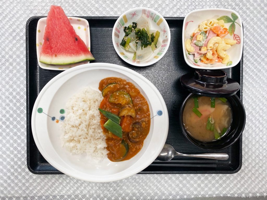 8月23日水曜日　きょうのお昼ごはんは、夏野菜カレー・マカロニサラダ・浅漬け・みそ汁・くだものでした。