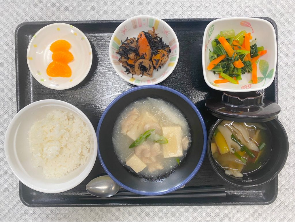 8月1日火曜日　きょうのお昼ごはんは、鶏肉と豆腐のみぞれ煮・からし和え・ひじき炒め・みそ汁・果物でした。