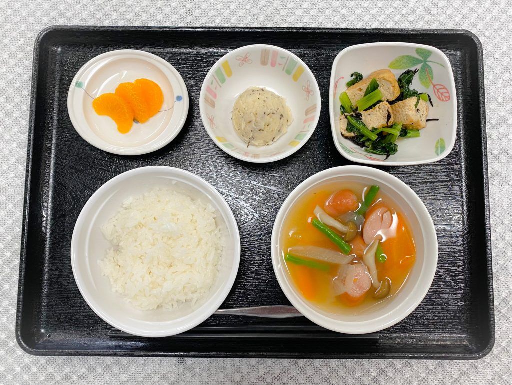 8月7日月曜日　きょうのお昼ごはんは、ウインナーと野菜のスープ煮・しば漬けポテト・がんもの煮物・くだものでした。