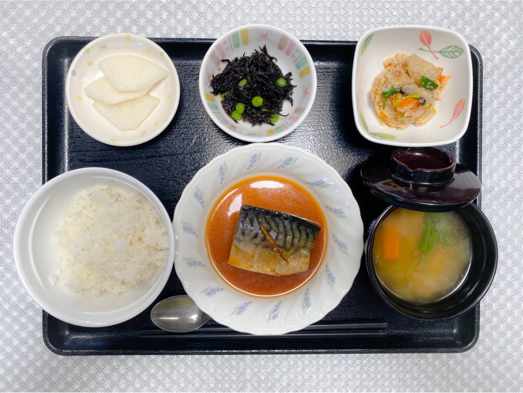 8月25日金曜日　きょうのお昼ごはんは、煮魚・炒りおから・ひじきの酢みそ和え・みそ汁・くだものでした。