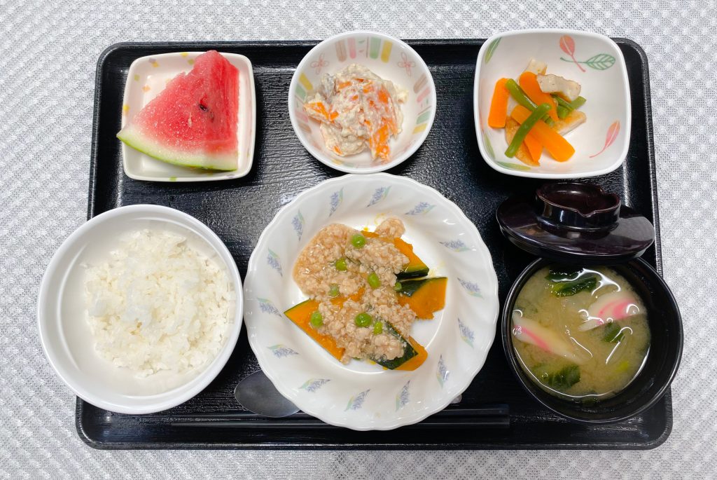 8月28日月曜日　きょうのお昼ごはんは、かぼちゃのそぼろあん・白和え・煮物・みそ汁・くだものでした。