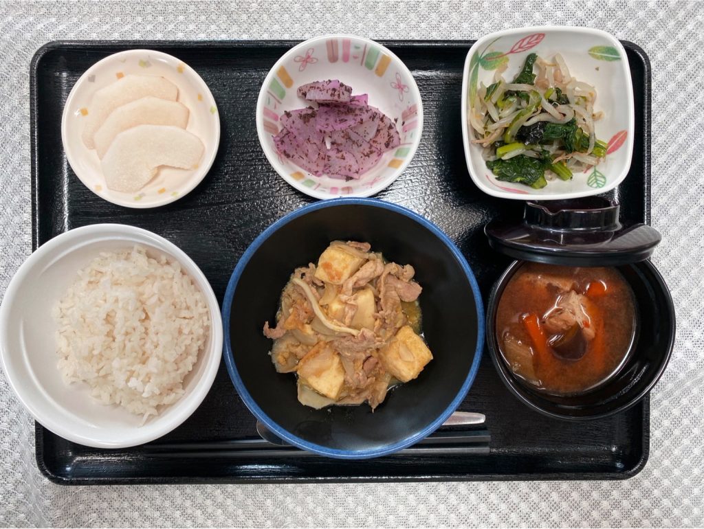 9月7日木曜日　きょうのお昼ごはんは、豚肉と厚揚げの和風カレー煮・焼きのり和え・ゆかり大根・みそ汁・くだものでした。