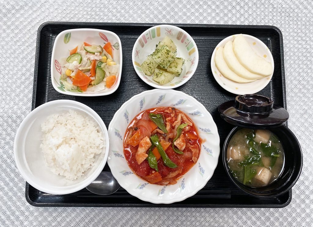 9月9日土曜日　きょうのお昼ごはんは、鶏肉のトマト煮・サラダ・のり塩ポテト・みそ汁・くだものでした。