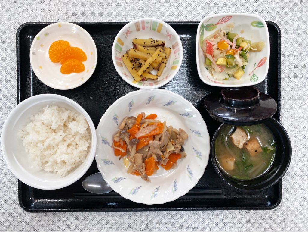 9月12日火曜日　きょうのお昼ごはんは、鶏肉とごぼうの照りマヨ炒め・カラフルサラダ・おさつきんぴら・みそ汁・くだものでした。