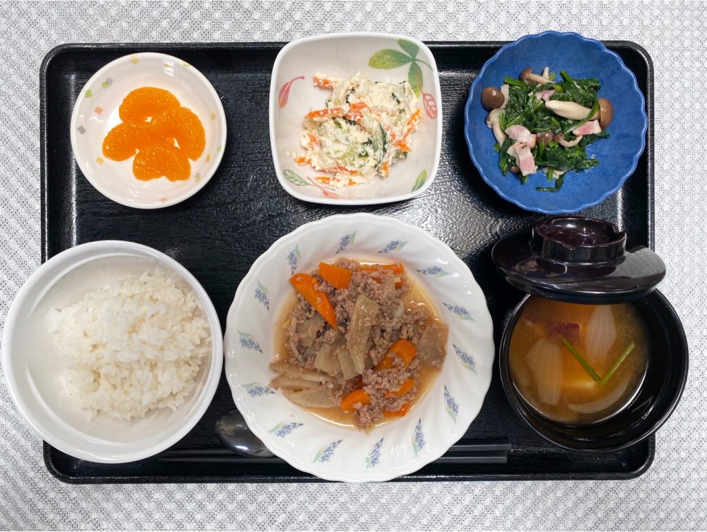 9月14日木曜日　きょうのお昼ごはんは、根菜のそぼろ煮・おからサラダ・ほうれん草ときのこの炒め物・みそ汁・くだものでした。