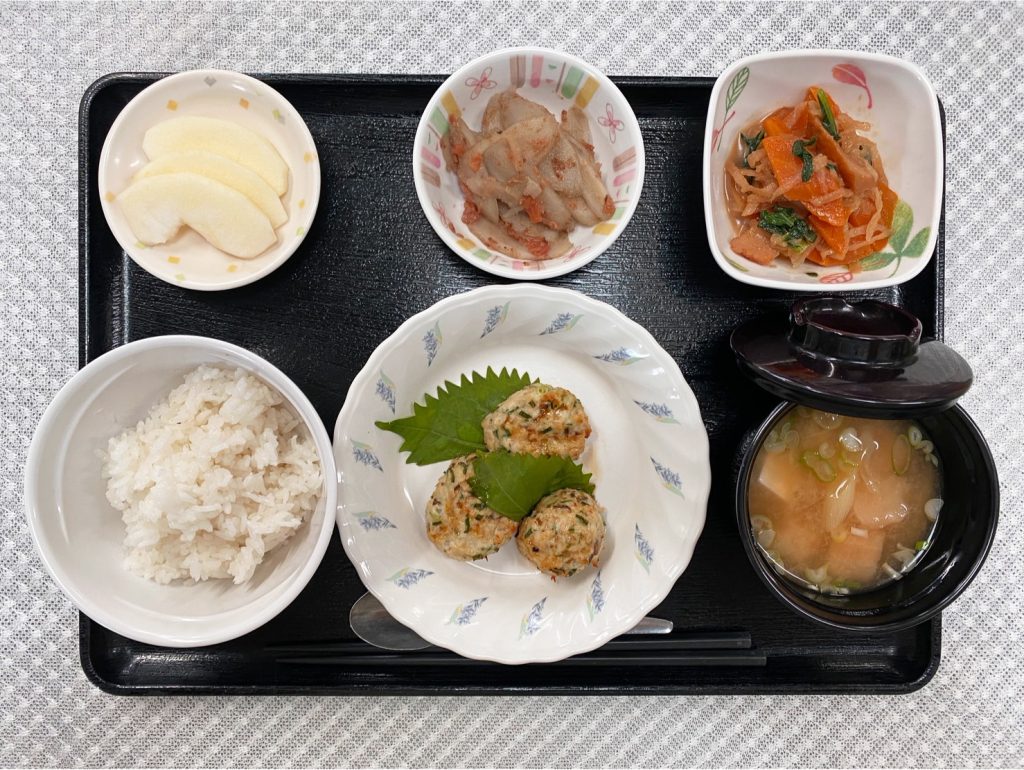 9月15日金曜日　きょうのお昼ごはんは、にらマヨつくね・切り干し煮・梅ごぼう・みそ汁・くだものでした。