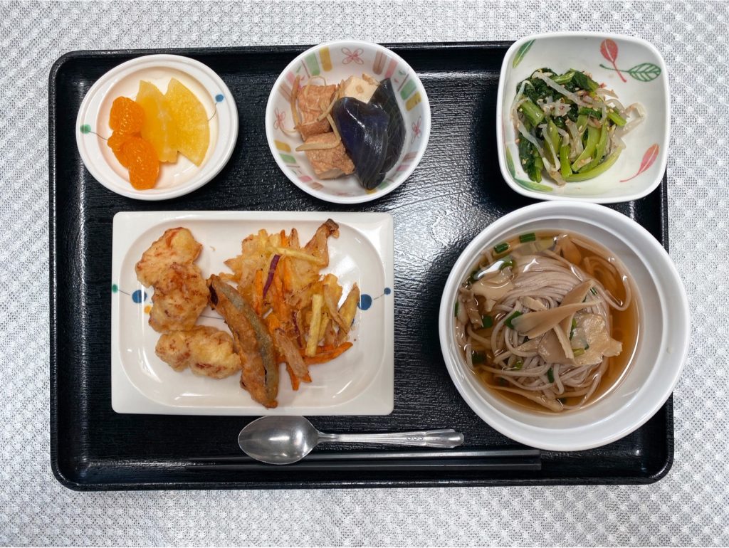 9月18日月曜日敬老の日　今日のお昼ごはんは、おそば・天ぷら・含め煮・青菜の旨味和え・くだものでした。
