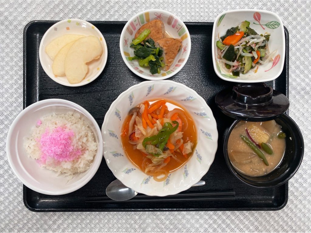 9月23日土曜日秋分の日　きょうのお昼ごはんは、鮭のちゃんちゃん焼き・わかめ和え・煮物・たっぷり根菜の粕汁・くだものでした。