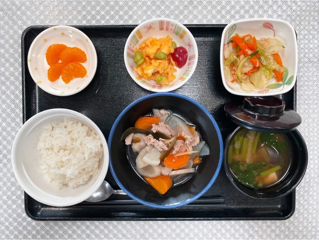 9月26日火曜日　きょうのお昼ごはんは、和風ポトフ・天かす和え・炒り卵・みそ汁・くだものでした。