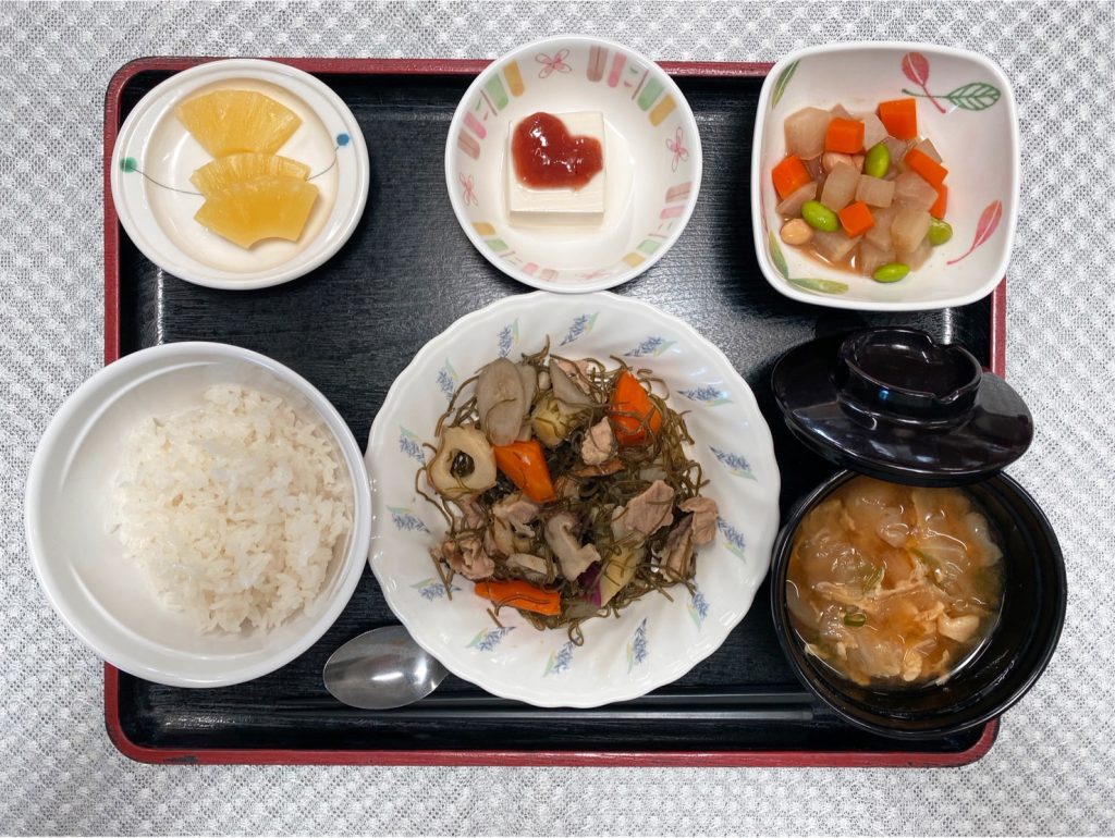 9月29日金曜日　きょうのお昼ごはんは、豚肉と切り昆布の炒め物・コロコロ煮・梅香味奴・みそ汁・くだものでした。