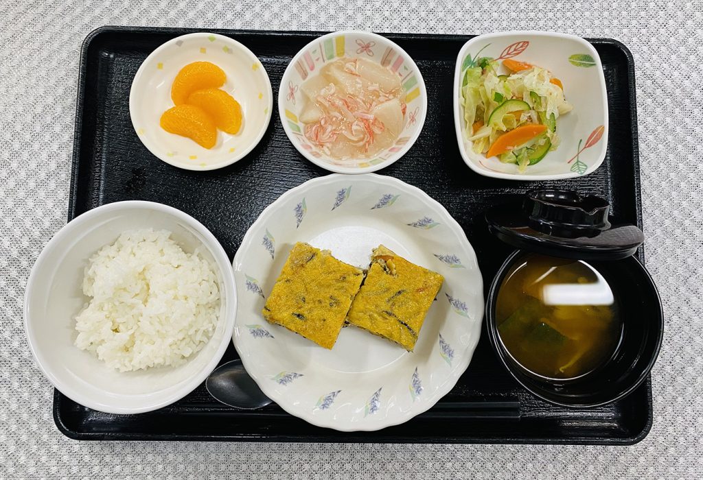 9月30日土曜日　きょうのお昼ごはんは、五目卵焼き・和え物・くずあん・みそ汁・くだものでした。