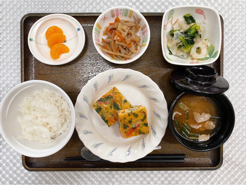 9月21日木曜日　きょうのお昼ごはんは、千草焼き・甘酢和え・きんぴら・豚汁・くだものでした。