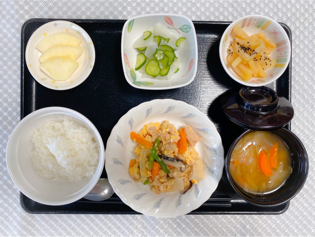 9月1日金曜日　きょうのお昼ごはんは、ツナと高野豆腐の卵とじ・わさび和え・じゃが炒め・みそ汁・果物でした。