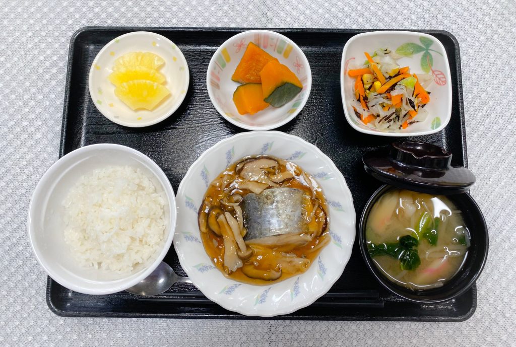 9月6日水曜日　きょうのお昼ごはんは、蒸し鰆のきのこソース・ひじき和え・かぼちゃ煮・みそ汁・くだものでした。