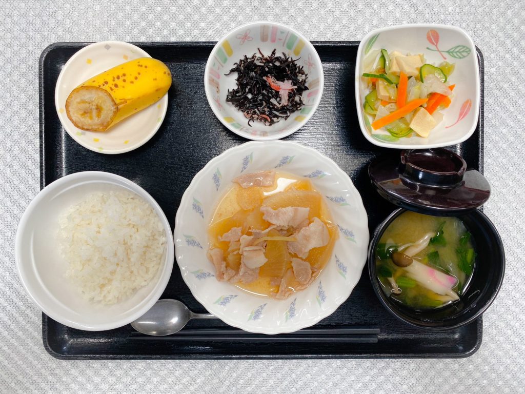 9月11日月曜日　きょうのお昼ごはんは、豚肉と大根のこってり煮・おかか和え・ひじきの酢の物・みそ汁・くだものでした。